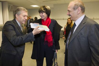 La presidenta suiza Micheline Calmy-Rey habla con Yossi Beilin (izquierda), jefe de la delegación israelí de la iniciativa de Ginebra, y Yasser Abed Rabbo (derecha), exministro palestino y jefe de la delegación palestina de la iniciativa, en noviembre de 2011.