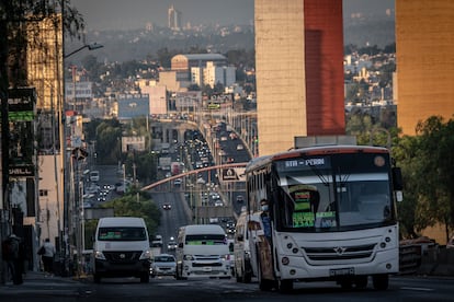 Vista del tráfico en el Periférico Manuel Ávila Camacho, en Ciudad Satélite, en el municipio de Naucalpan de Juárez, Estado de México, el 1 de junio de 2022.