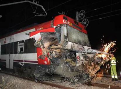 El tren accidentado en Silla, anoche, con los restos del camión empotrados en la cabina del convoy.