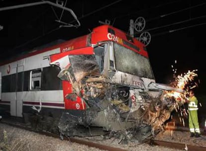 El tren accidentado en Silla, anoche, con los restos del camión empotrados en la cabina del convoy.