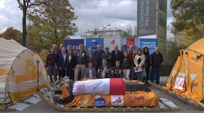 Foto del equipo y de los organizadores de la expedición.