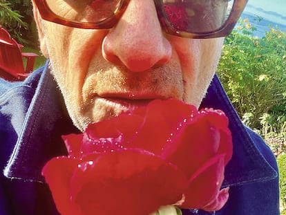 A Elvis Costello le salen bien hasta los selfis, como se demuestran en este que ha querido compartir con ICON.