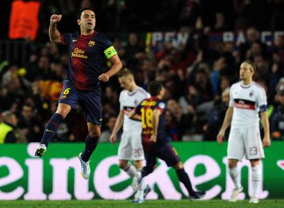 Xavi salta tras el primer gol del Barcelona.