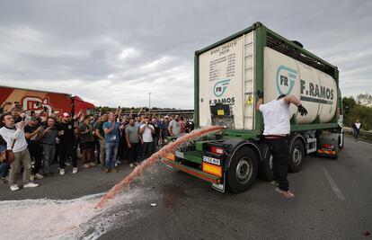 Los viticultores franceses se han organizado en Narbona para llevar a cabo una operación sorpresa y frenar las importaciones de vino españolas. 