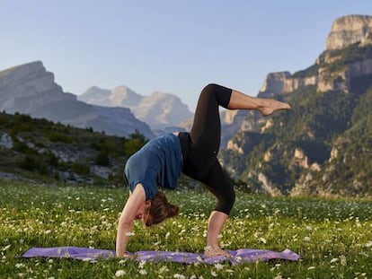 Clase de Yoga en Casa Cadurau, en Huesca.