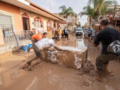 Vecinos de Los Alcázares (Murcia) retiran este domingo los enseres de sus viviendas tras las inundaciones sufridas en los últimos días.