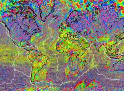 Mapa mundial de anomalías magnéticas (colores hacia el rojo representan valores positivos y colores hacia el azul valores negativos). En blanco, los límites de las placas tectónicas.