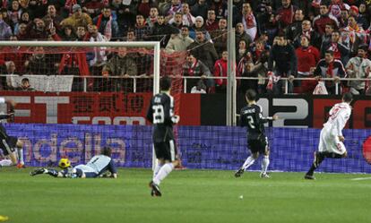 Luis Fabiano dispara  tras regatear a Casillas, mientras Albiol, a la izquierda, trata de llegar al balón y el público espera el tanto.