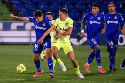 Enes Unal protege el balón ante Marcos Llorente este sábado en el Coliseum.