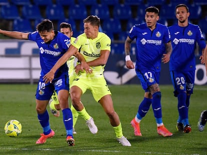 Enes Unal protege el balón ante Marcos Llorente este sábado en el Coliseum.