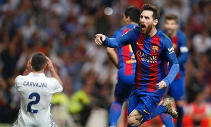Lionel Messi marca el tercer tanto del Barcelona, que le da el triunfo frente al Real Madrid.