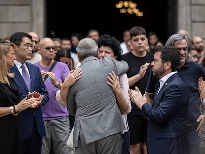 Concentración y minuto de silencio por el feminicidio de Nou Barris. En la imagen, el alcalde de Barcelona, Jaume Collboni, se abraza con una familiar de la mujer asesinada. A su lado, el presidente catalán, Pere Aragonès.
