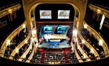 Salón principal del teatro El Círculo en la clausura del III Congreso Internacional de la Lengua Española, en Rosario (Argentina) en 2004.