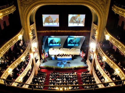 Sal&oacute;n principal del teatro El C&iacute;rculo en la clausura del III Congreso Internacional de la Lengua Espa&ntilde;ola, en Rosario (Argentina) en 2004.