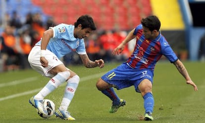 Augusto Fern&aacute;ndez pelea un bal&oacute;n con Rub&eacute;n Garc&iacute;a.