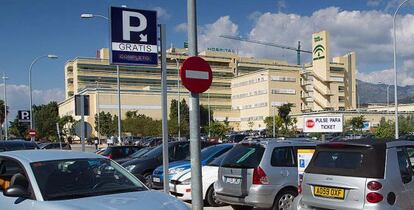 Aparcamiento del Hospital de la Costa del Sol de Marbella, en el que se atiende a numerosos ciudadanos extranjeros.