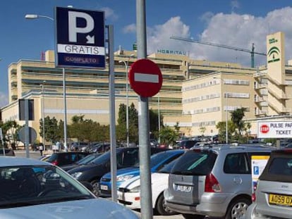 Aparcamiento del Hospital de la Costa del Sol de Marbella, en el que se atiende a numerosos ciudadanos extranjeros.