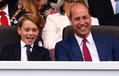 El príncipe Jorge de Cambridge y su padre, Guillermo de Inglaterra, ríen durante un momento del concierto por los 70 años en el trono de Isabel II. Las cámaras de la BBC captaron al pequeño, de ocho años, cantando 'Sweet Caroline', en unas imágenes que se han hecho virales.