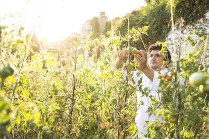 Mauro Colagreco, en el huerto del restaurante.