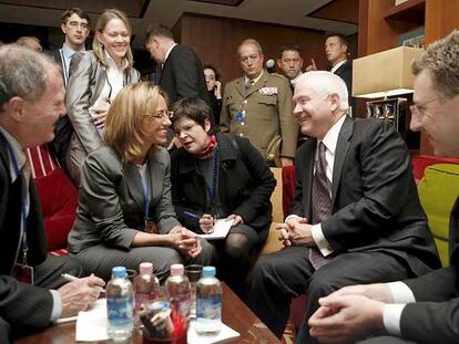 La ministra de Defensa, Carme Chacón, conversa con el jefe del Pentágono, Robert Gates, en Budapest.