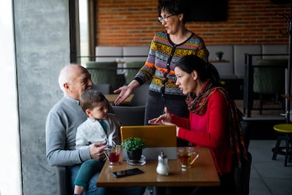 La actitud adecuada de los abuelos en el escenario familiar pasaría por saber poner límites.