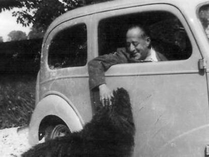 El escritor Arturo Barea junto a su perro 'Mickey' en su casa de Inglatera.