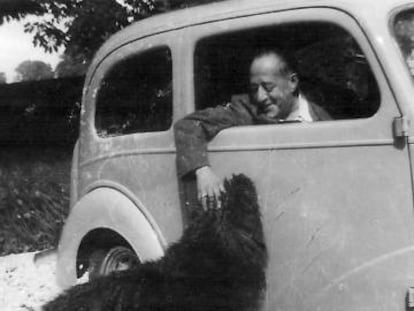 El escritor Arturo Barea junto a su perro 'Mickey' en su casa de Inglatera.