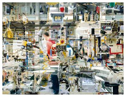 Fotografía <i>Factoría Toyota #1,</i> 2005, de la serie <i>Melting Point/Punto de fusión,</i> de Stéphane Couturier.