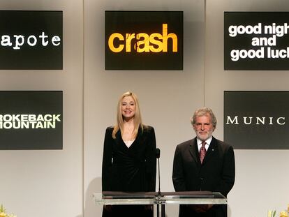 Mira Sorvino y Sid Ganis anunciaban los nominados a los Oscar 2006 el 31 de enero de ese año, en el Samuel Goldwyn Theater de Los Ángeles.