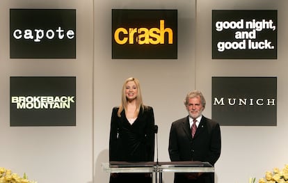 Mira Sorvino y Sid Ganis anunciaban los nominados a los Oscar 2006 el 31 de enero de ese año, en el Samuel Goldwyn Theater de Los Ángeles.