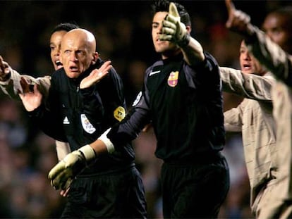 El árbitro, Collina, se inhibe ante las reclamaciones de los jugadores del Barça tras el cuarto gol.