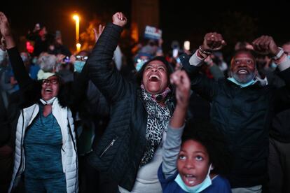 Una familia celebra el triunfo de Biden en Wilmington, mientras escuchan su discurso.