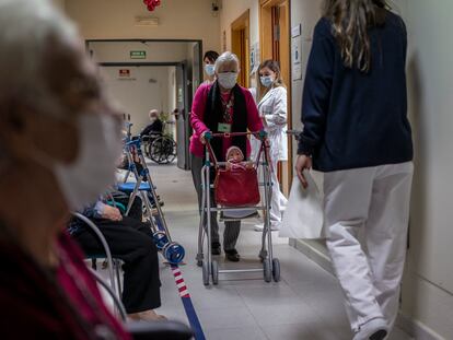 Vacunación contra la covid en una residencia de la Comunidad de Madrid, el pasado enero.