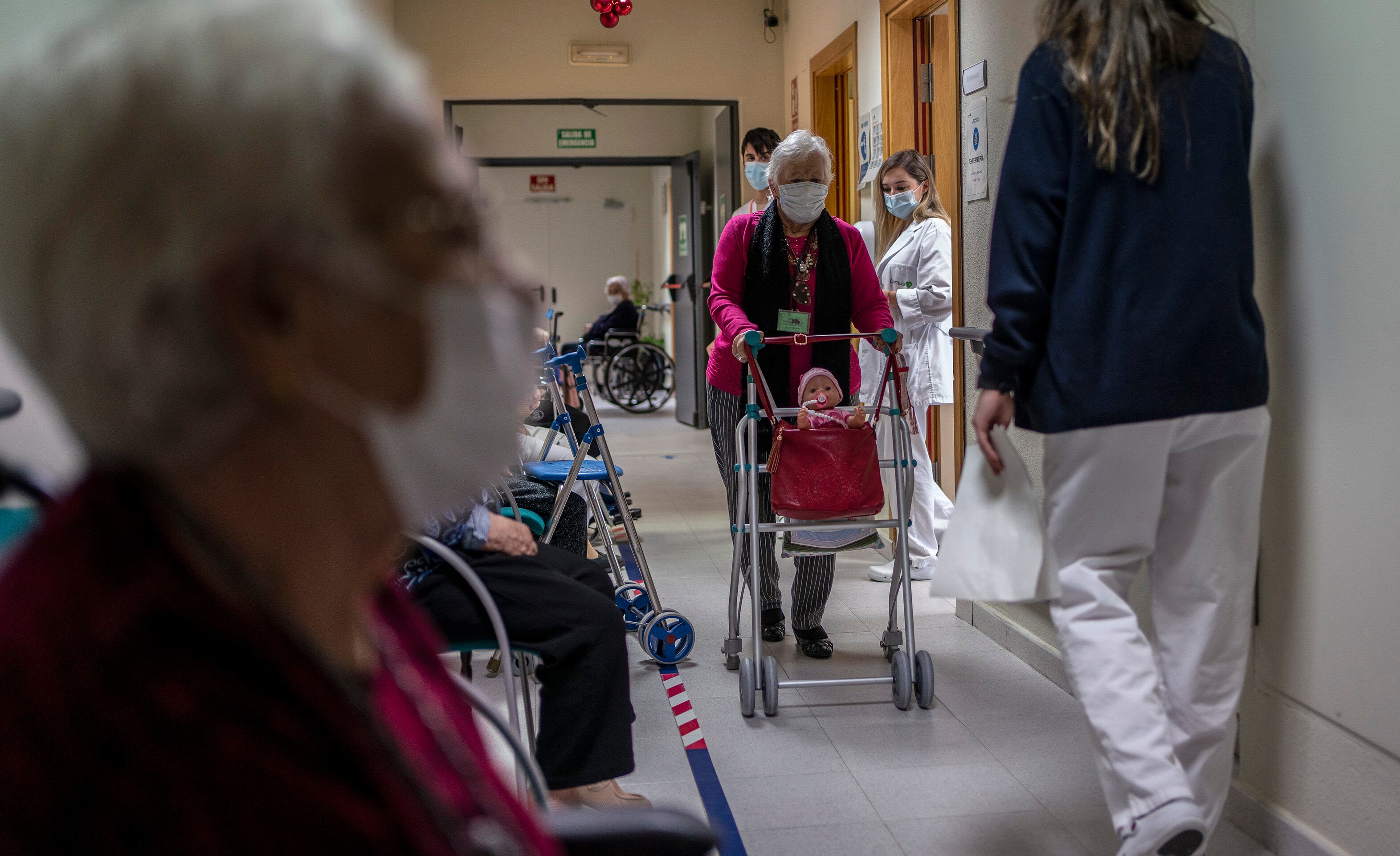 Vacunacion contra la covid en la residencia de mayores DomusVi de Leganés (Madrid), en enero.