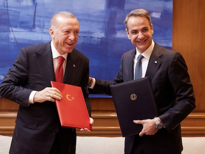 El primer ministro griego, Kyriakos Mitsotakis, y el presidente turco, Recep Tayyip Erdogan, sonríen tras firmar una declaración conjunta, este jueves en Atenas.