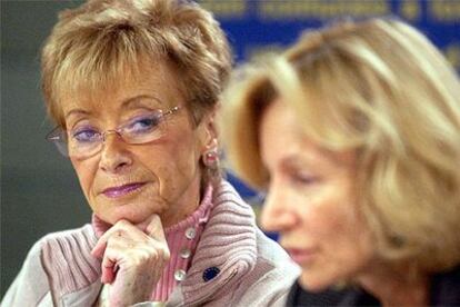 La vicepresidenta María Teresa Fernández de la Vega, junto a la ministra de Sanidad, Elena Salgado, tras el Consejo de Ministros.