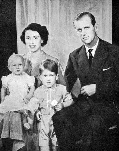 A rainha Elizabeth II e seu marido o duque de Edimburgo ao lado dos filhos, o príncipe Charles e a princesa Anne.