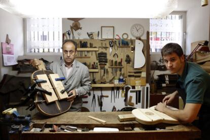 Felipe Conde y su hijo Felipe en el taller de fabricación de guitarras en la calle de Arrieta, en Madrid.