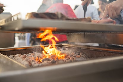 Nunca hay que asar hasta que el carbón esté rojizo. Para lograrlo se puede usar una pastilla de encendido, papel o cartón y dejar que haga la combustión por sí mismo. Imagen proporcionada por Meat&Fire.