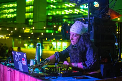 Una DJ mezcla música de cumbia en una fiesta en Buenos Aires.
