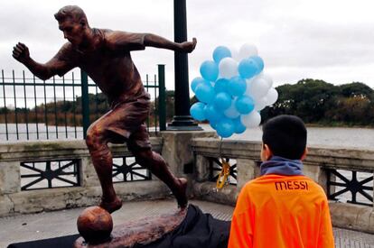 La estatua de Messi, al momento de ser inaugurada.