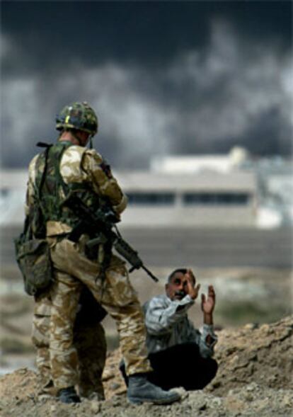 Un iraquí es interrogado durante la ofensiva en las afueras de Basora.