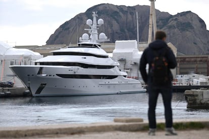 La fotografía muestra el yate Amore Vero, propiedad de una empresa relacionada con Igor Sechin, incautado el pasado 3 de marzo por el Gobierno francés, en La Ciotat (Francia).