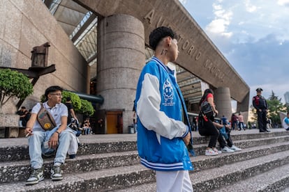 A young man shows his tattoo with the letters ‘CT’ outside the Auditorio Nacional before the concert.