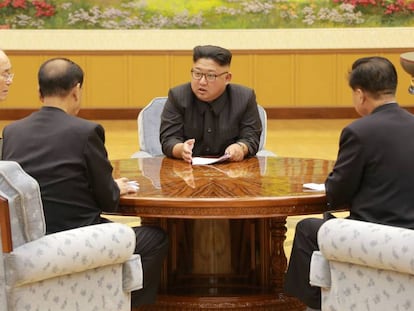 El l&iacute;der norcoreano Kim Jong-Un en una reuni&oacute;n