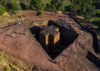 Las iglesias esculpidas en roca de Lalibela (Etiopía). El músico y arquitecto Pedro Torrijos es el autor de #LaBrasaTorrijos, planteada como un programa semanal de televisión que se emite cada jueves en X (antes Twitter), sobre “territorios improbables”, tan peculiares que no parece que existan. Hace dos años, en ‘El Viajero’ le invitamos a elegir 10 edificios singulares y poco conocidos en España. En esta ocasión le pedimos que haga lo mismo, pero con lugares de todo el mundo. En su lista asoman las impresionantes iglesias de la ciudad de Lalibela, al norte de Etiopía: 11 iglesias cristianas ortodoxas esculpidas “en un único y colosal bloque de roca”. Diez de ellas forman dos grupos de cinco, mientras que al oeste, “en el fondo de una fosa conectada por pasajes estrechos, se levanta la más magnífica de todas”, según describe #LaBrasaTorrijos. Es Biet Ghiorgis, la casa de san Jorge. El conjunto fue declarado patrimonio mundial de la Unesco en 1978, y es uno de los centros de peregrinación más importantes de África.