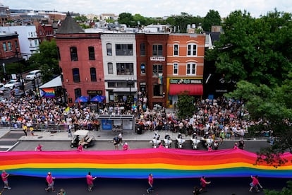 La multitud porta una bandera arcoíris en el desfile del Orgullo de Washington, este sábado.