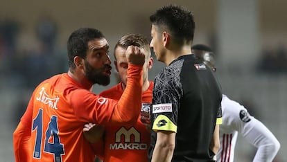 Arda Turan amenaza a un árbitro en un partido contra el Demir Grup Sivasspor