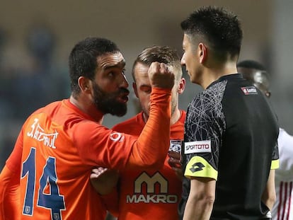 Arda Turan amenaza a un árbitro en un partido contra el Demir Grup Sivasspor