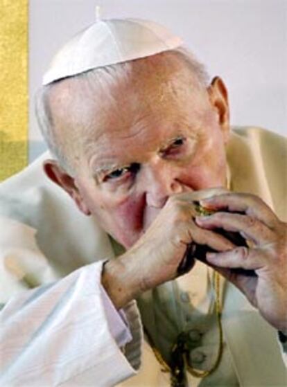 Juan Pablo II, ayer al llegar a Canadá.